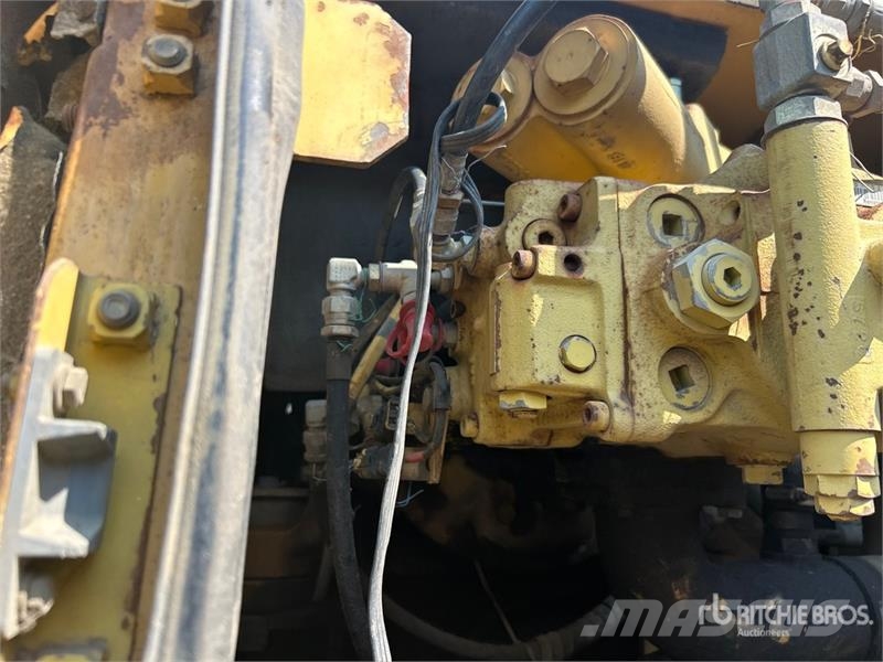 Komatsu 220 Tracked Excavator Beltegraver