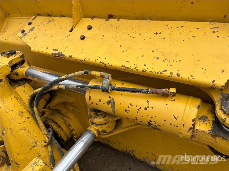 Komatsu D61PX-15E0 Vikšriniai buldozeriai