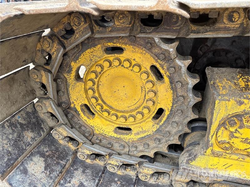 Komatsu D61PX-15E0 Vikšriniai buldozeriai