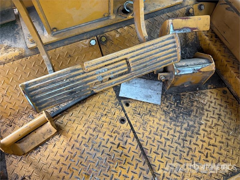 Komatsu D85E Vikšriniai buldozeriai
