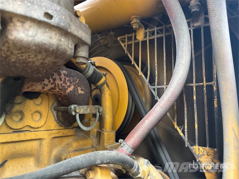 Komatsu D85E Vikšriniai buldozeriai