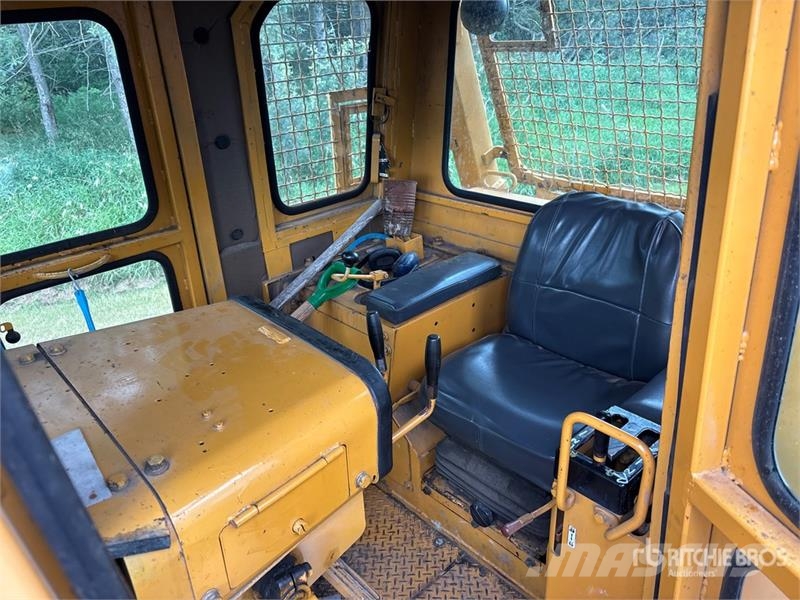 Komatsu D85E Vikšriniai buldozeriai
