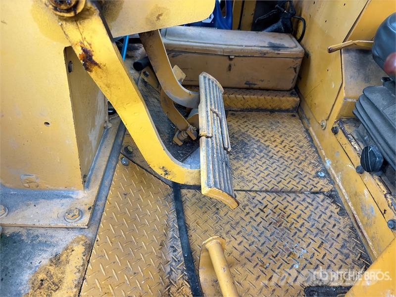 Komatsu D85E Vikšriniai buldozeriai
