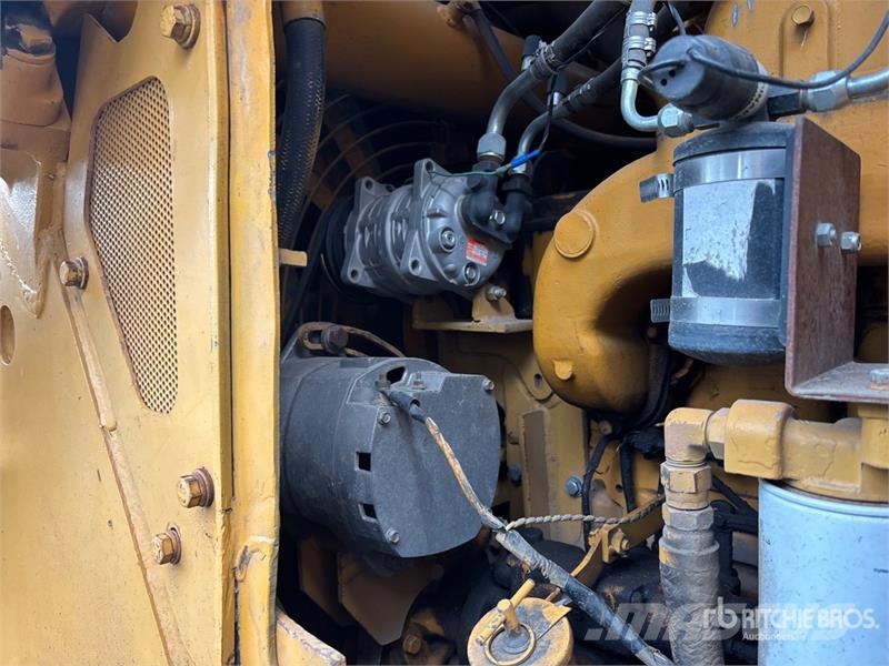 Komatsu D85E Vikšriniai buldozeriai