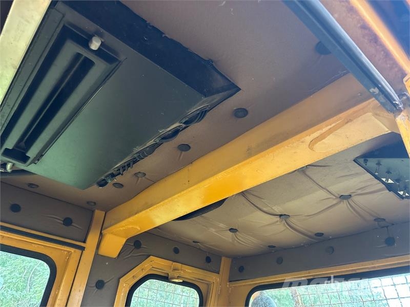 Komatsu D85E Vikšriniai buldozeriai