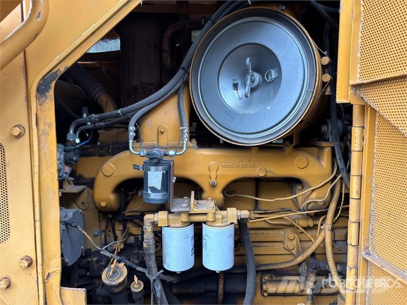 Komatsu D85E Vikšriniai buldozeriai