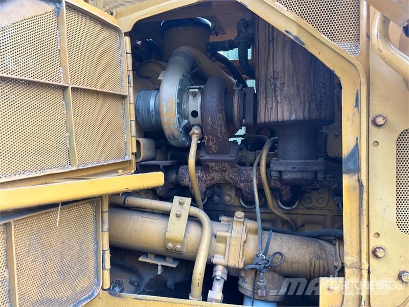 Komatsu D85E Vikšriniai buldozeriai