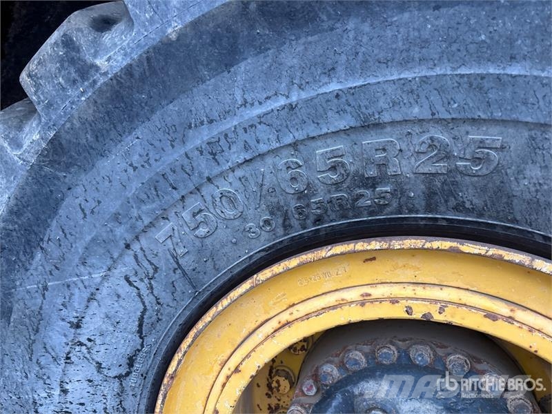Komatsu HM300-3 Liigendraamiga pinnaseveokid