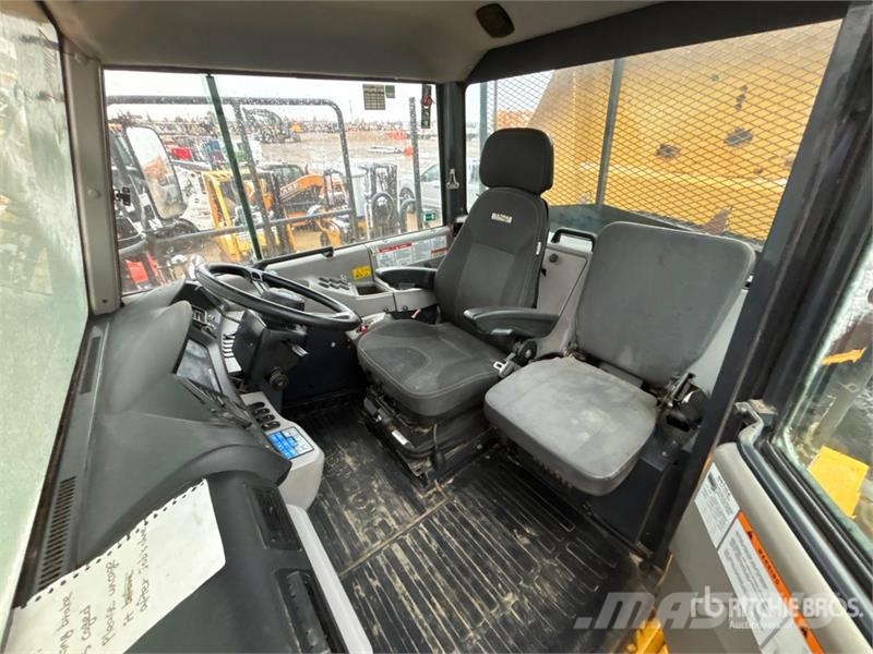 Komatsu HM300-3 Liigendraamiga pinnaseveokid