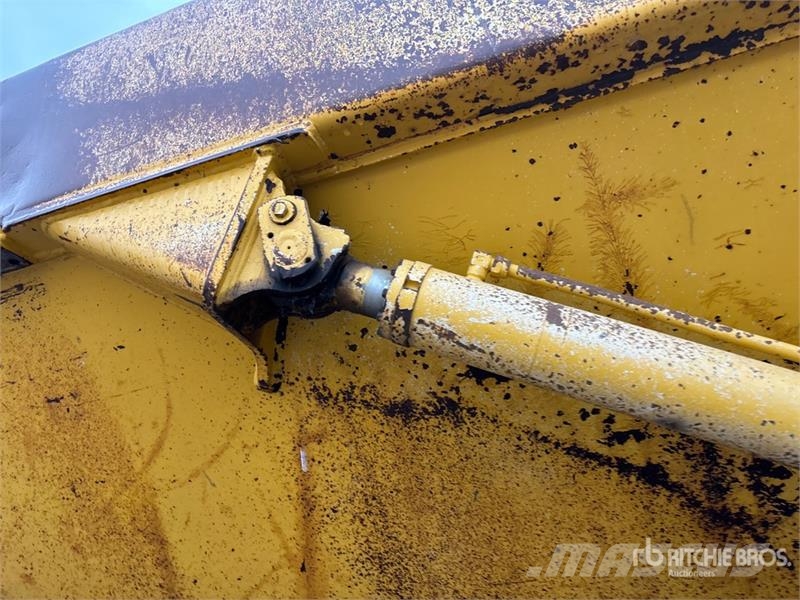 Komatsu HM300-3 Liigendraamiga pinnaseveokid