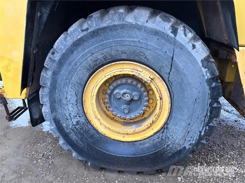 Komatsu HM300-3 Liigendraamiga pinnaseveokid