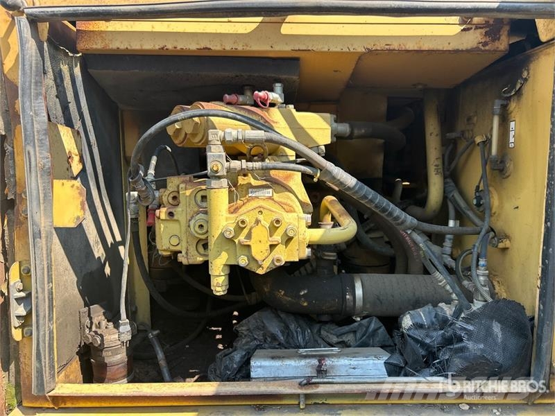 Komatsu PC220LC Tracked Excavator Paletli ekskavatörler
