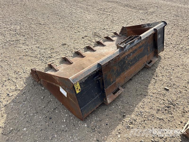 Kubota 72 in Skid Steer Bucket Cucharones