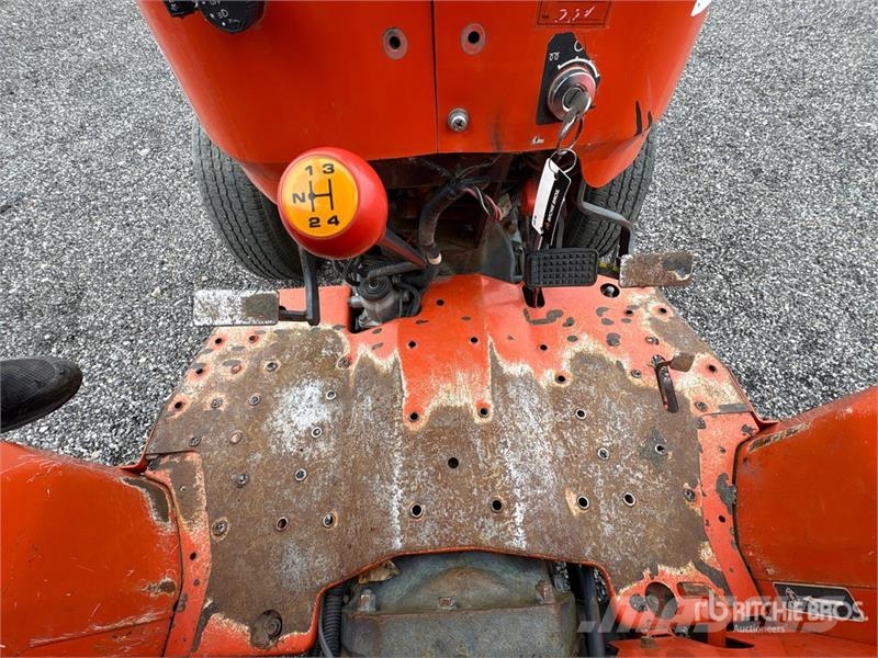 Kubota MX5000E 2WD Utility Tractor جرارات مدمجة