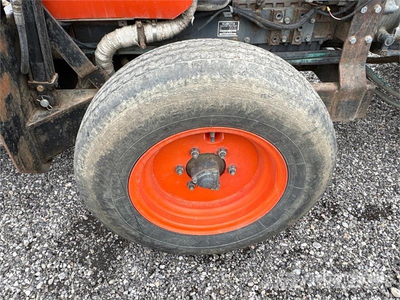 Kubota MX5000E 2WD Utility Tractor جرارات مدمجة