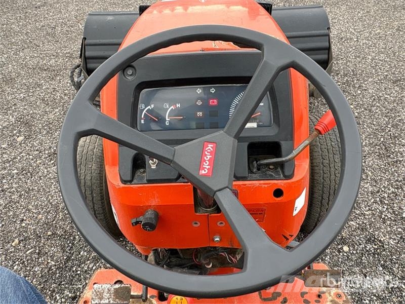 Kubota MX5000E 2WD Utility Tractor جرارات مدمجة