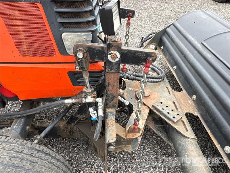 Kubota MX5000E 2WD Utility Tractor جرارات مدمجة