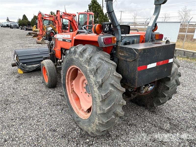 Kubota MX5000E 2WD Utility Tractor جرارات مدمجة