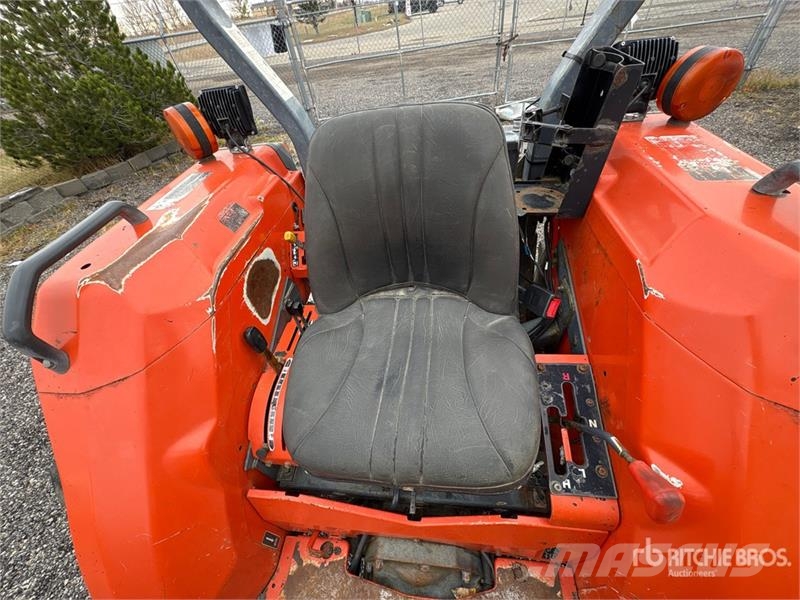 Kubota MX5000E 2WD Utility Tractor جرارات مدمجة