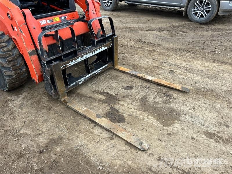 Kubota SSV75 Skid steer loaders