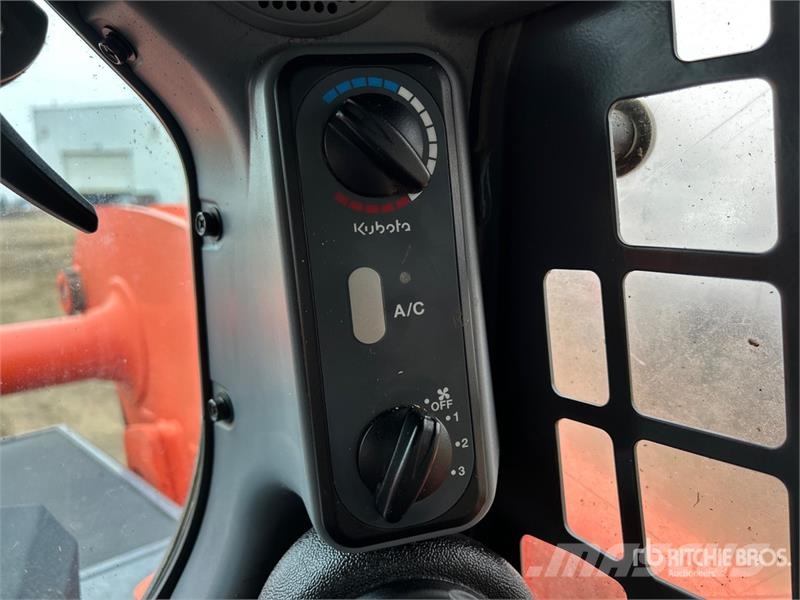 Kubota SSV75 Skid steer loaders