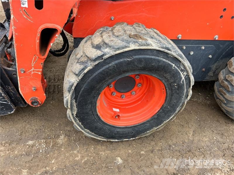 Kubota SSV75 Skid steer loaders