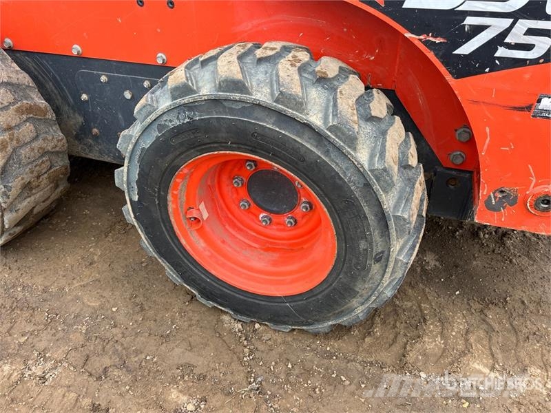 Kubota SSV75 Skid steer loaders