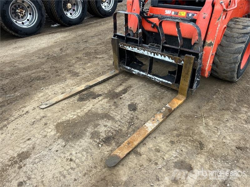 Kubota SSV75 Skid steer loaders