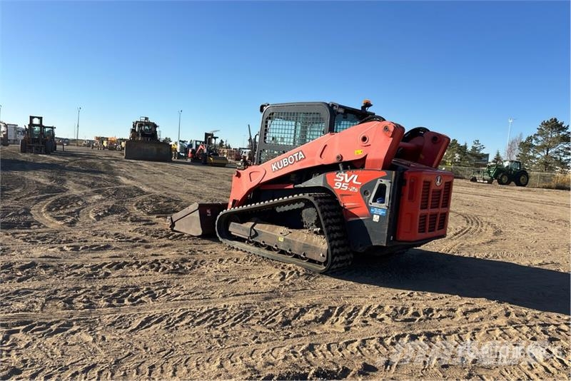 Kubota SVL9525 Two-Speed Compact Track Loader  스키드로더