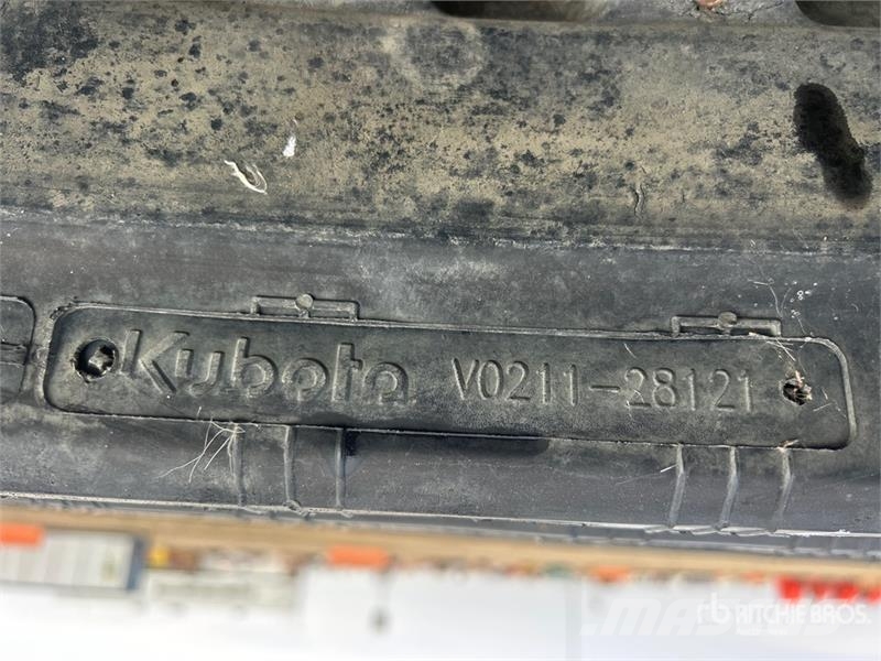 Kubota V0211-28121 12in Wide Tracks Drugi deli