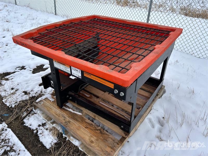 Kubota V5005 Electric 11 Cubic Feet Salt Spreader Posýpače soli a piesku