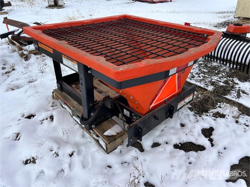 Kubota V5005 Electric 11 Cubic Feet Salt Spreader Posýpače soli a piesku