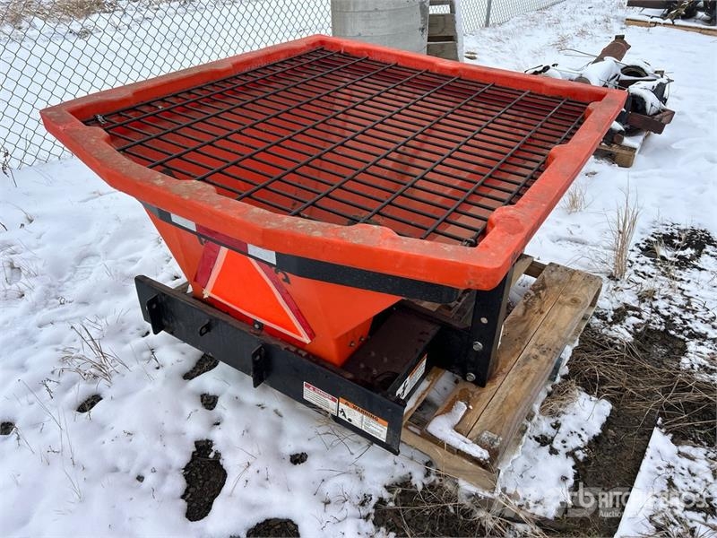 Kubota V5005 Electric 11 Cubic Feet Salt Spreader Posýpače soli a piesku