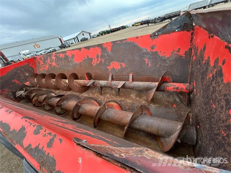 Kuhn 8118 3 ft T/A Side Slinger Manure Spreader معدات توزيع السماد العضوي