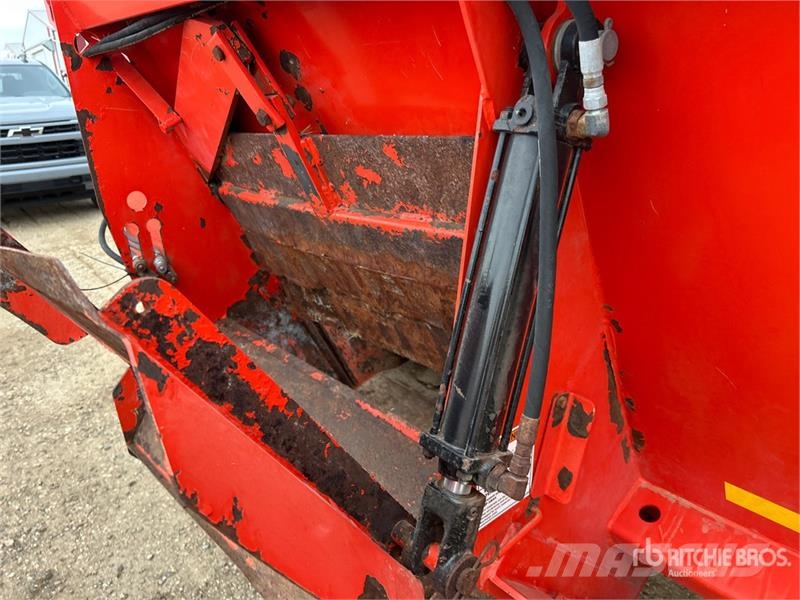 Kuhn 8118 3 ft T/A Side Slinger Manure Spreader معدات توزيع السماد العضوي