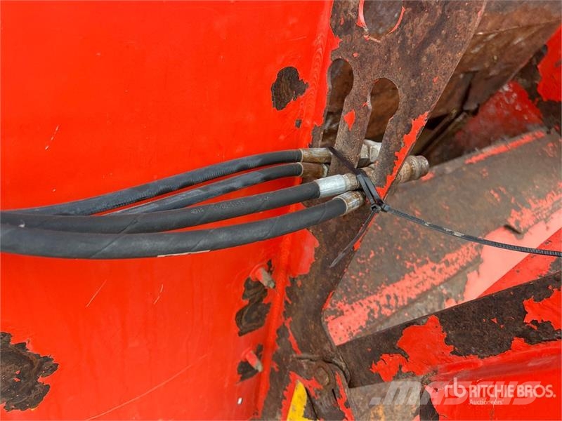 Kuhn 8118 3 ft T/A Side Slinger Manure Spreader معدات توزيع السماد العضوي