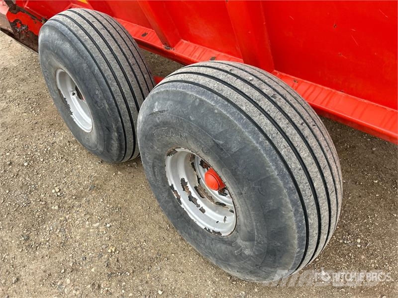 Kuhn 8118 3 ft T/A Side Slinger Manure Spreader معدات توزيع السماد العضوي