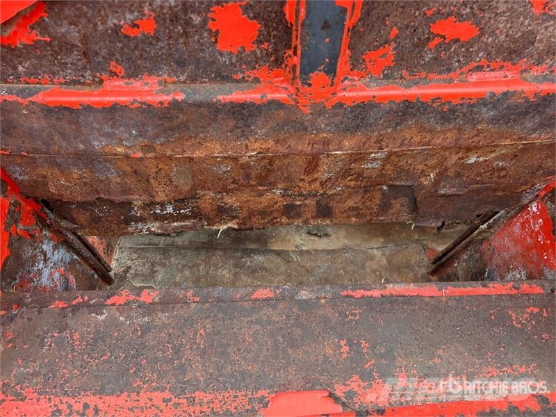 Kuhn 8118 3 ft T/A Side Slinger Manure Spreader معدات توزيع السماد العضوي