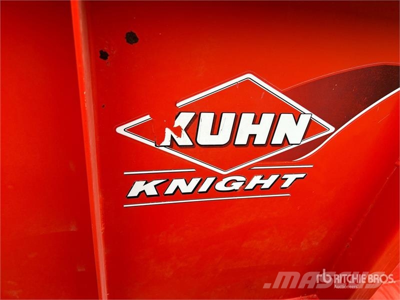 Kuhn 8118 3 ft T/A Side Slinger Manure Spreader معدات توزيع السماد العضوي