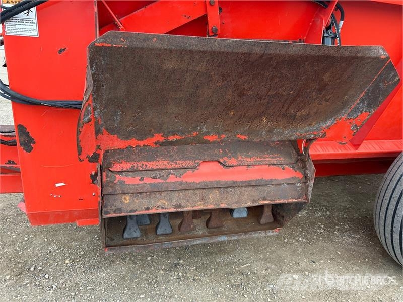 Kuhn 8118 3 ft T/A Side Slinger Manure Spreader معدات توزيع السماد العضوي