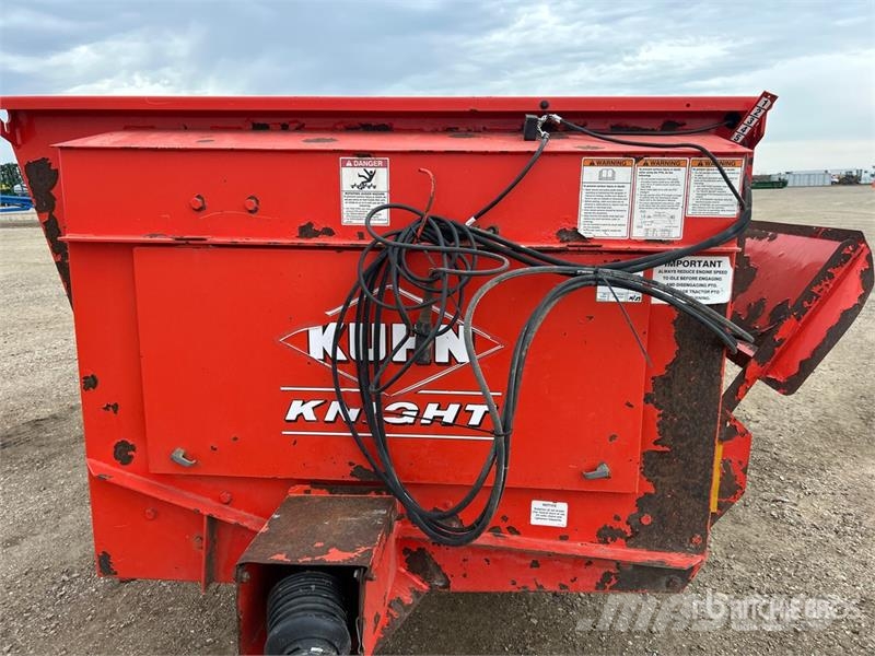 Kuhn Knight 8118 Side Slinger 3 ft T/A Manure Spreader Esparcidoras de abono