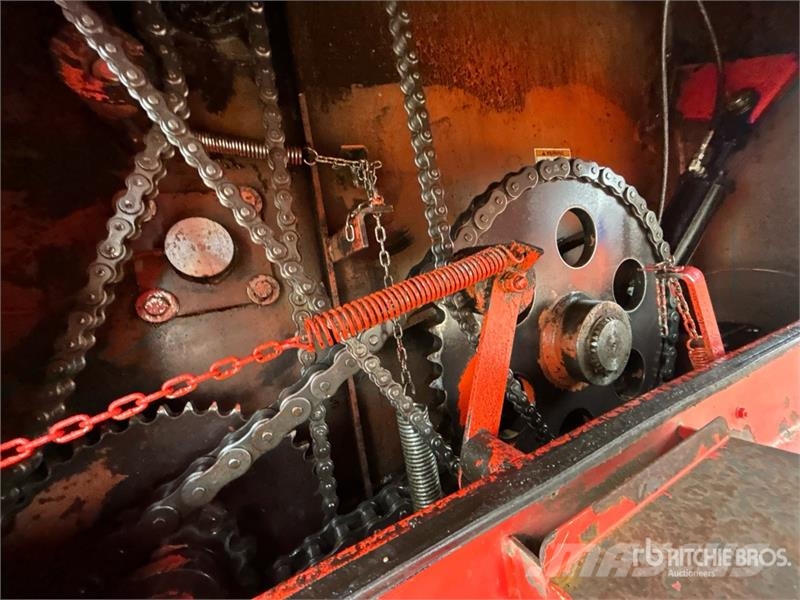 Kuhn Knight 8118 Side Slinger 3 ft T/A Manure Spreader Esparcidoras de abono
