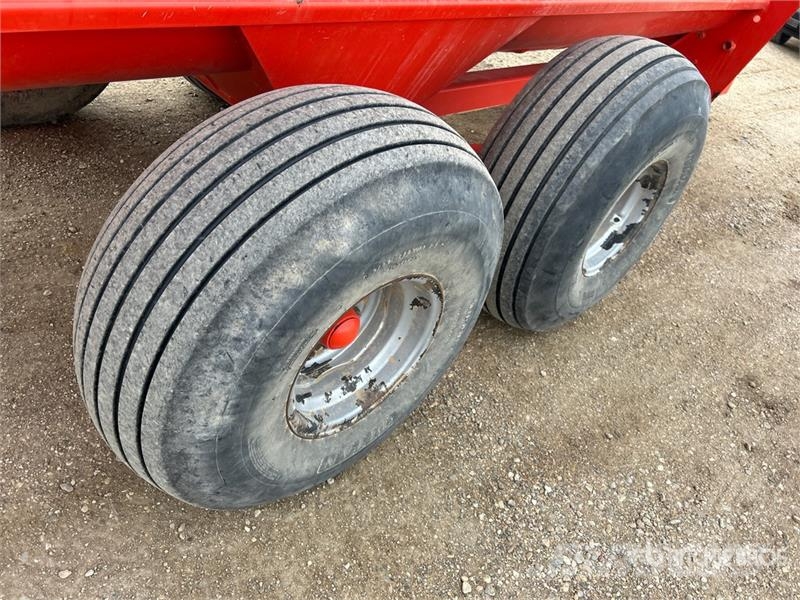 Kuhn Knight 8118 Side Slinger 3 ft T/A Manure Spreader Esparcidoras de abono