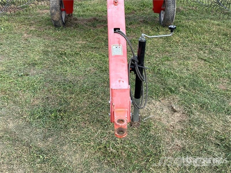 Kuhn SR112 Граблі і сінозворушувачі
