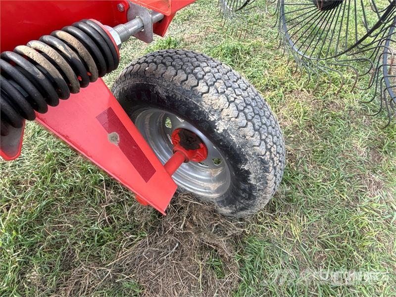 Kuhn SR112 Граблі і сінозворушувачі