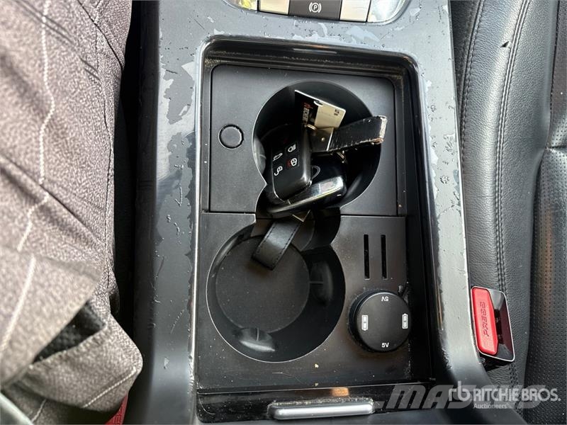 Land Rover Discovery Sport HSE Si4 AWD SUV سيارات