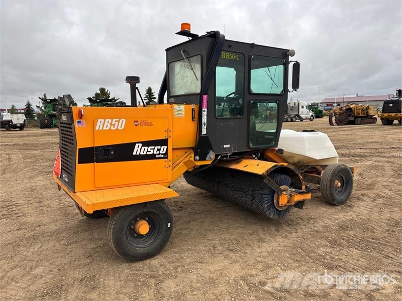 LeeBoy RB50 Self-Propelled Broom كناسات
