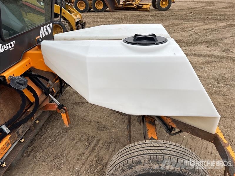 LeeBoy RB50 Self-Propelled Broom كناسات