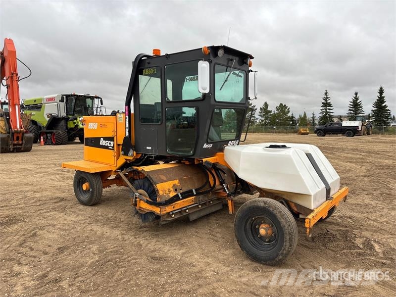 LeeBoy RB50 Self-Propelled Broom كناسات