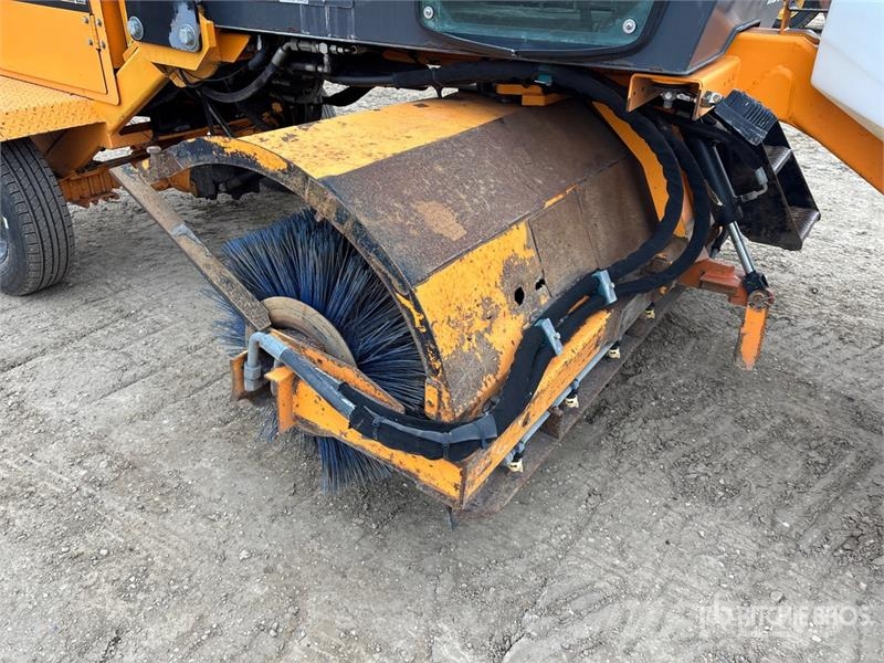 LeeBoy RB50 Self-Propelled Broom كناسات
